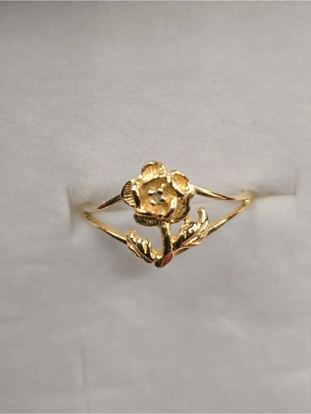 100% 14k Gold Floral Ring - size 6 BRAND NEW